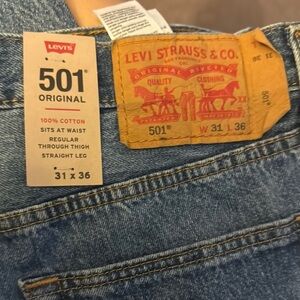 NWT✨- Levi's Blue Straight Jeans Classic Denim Style